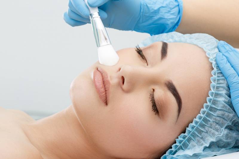 Peeling superficiel du visage pour redonner à la peau son éclat naturel